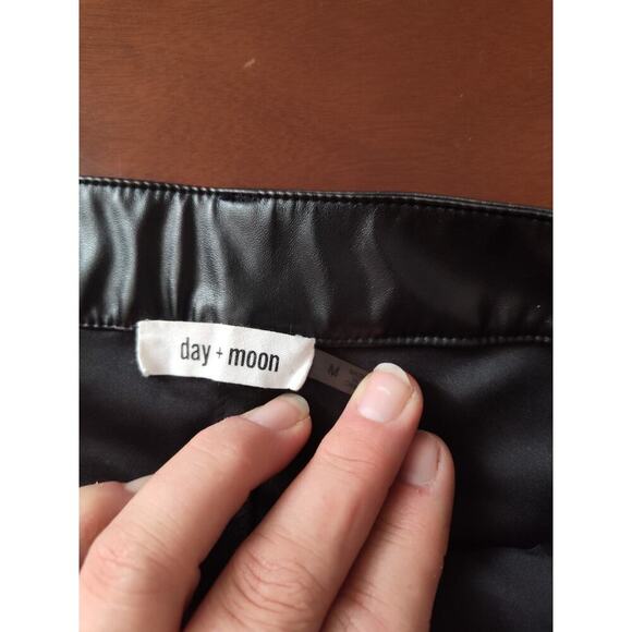 Day & Moon Black Faux Leather Shorts Size Medium - Picture 4 of 5